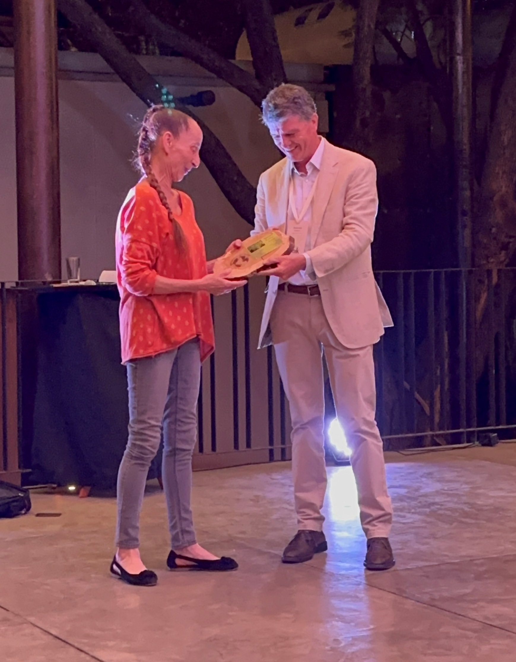 Béatrice receives her award from Roderick Cameron (c) Andrew Hipp