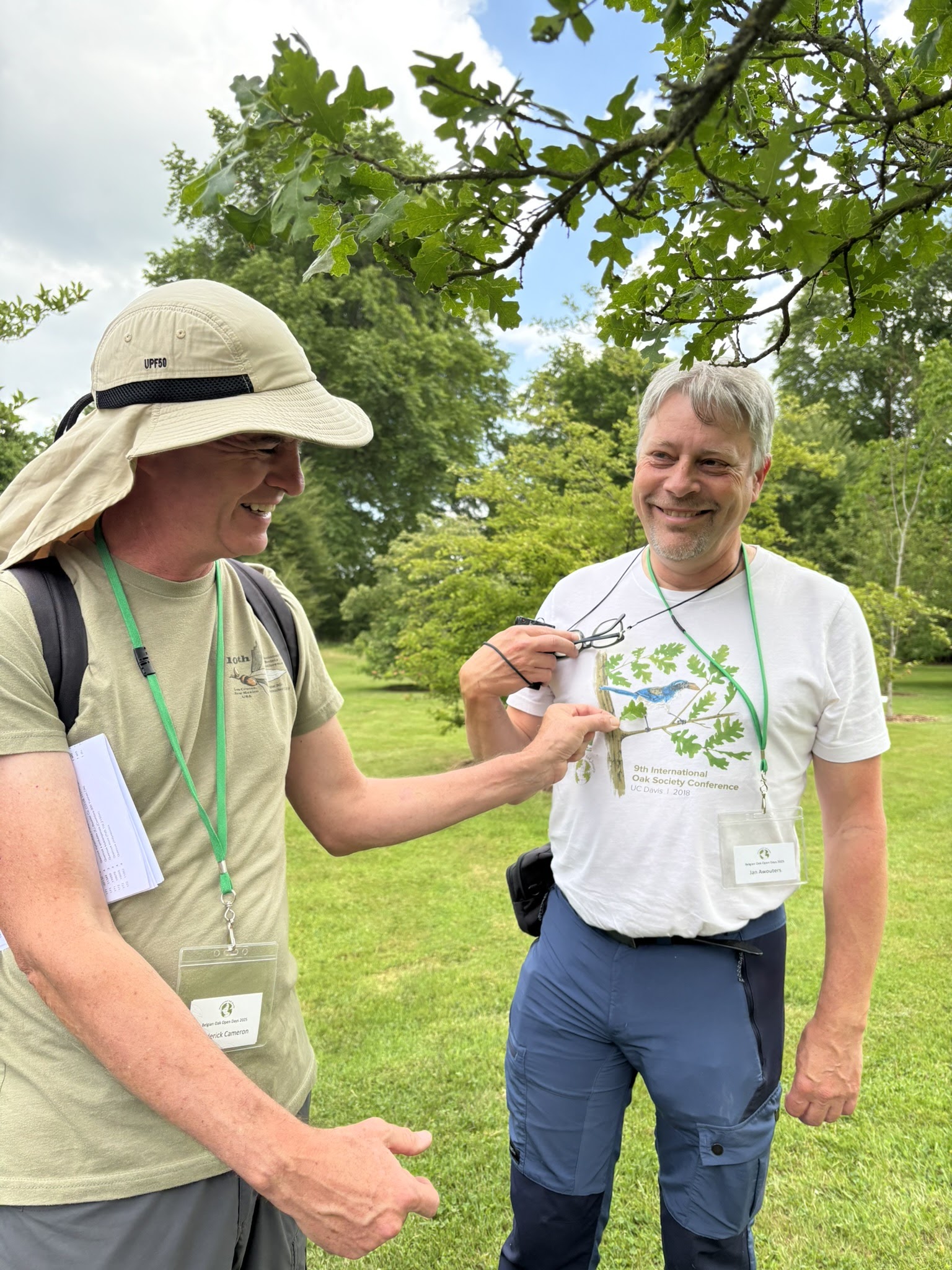 Roderick Cameron (left) and Jan Awouters show how well a leaf from a Quercus lobata at Arboretum Wespelaar matches logo