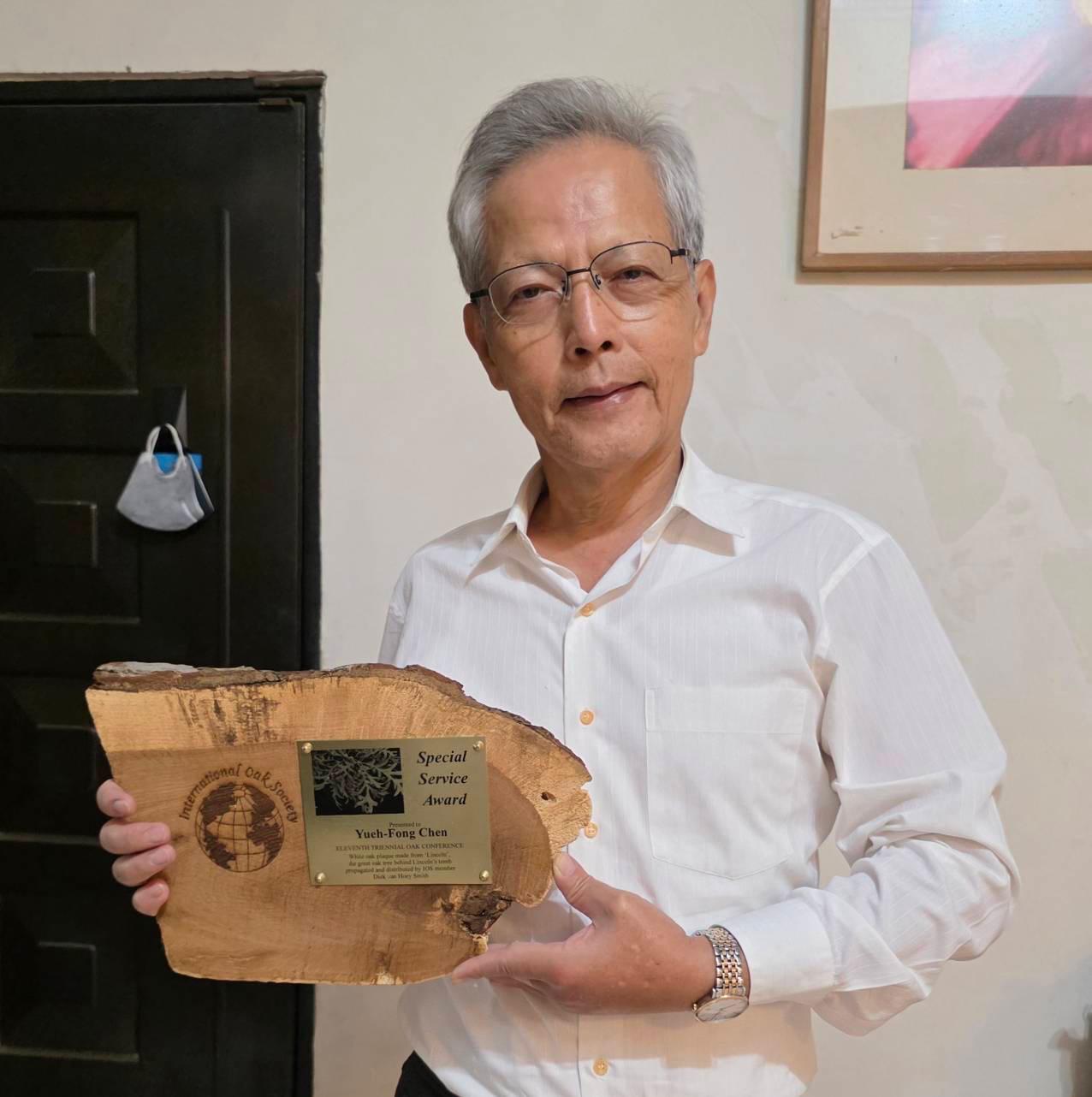 Prof. Yueh-Fong Chen with his Special Service Award
