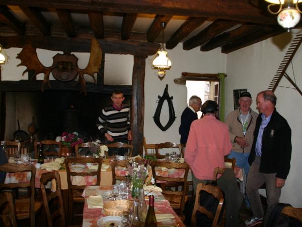 28/09/12. Lunch au Chêne Vert. Center, S. Brame. Photo: L. Kenyon.