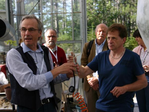 30/09/12. Field Trip, INRA, Pierroton. Antoine Kremer (left) and Guy Roussel demonstrating an ingenious device for controlled pollination. Photo: L. Kenyon.